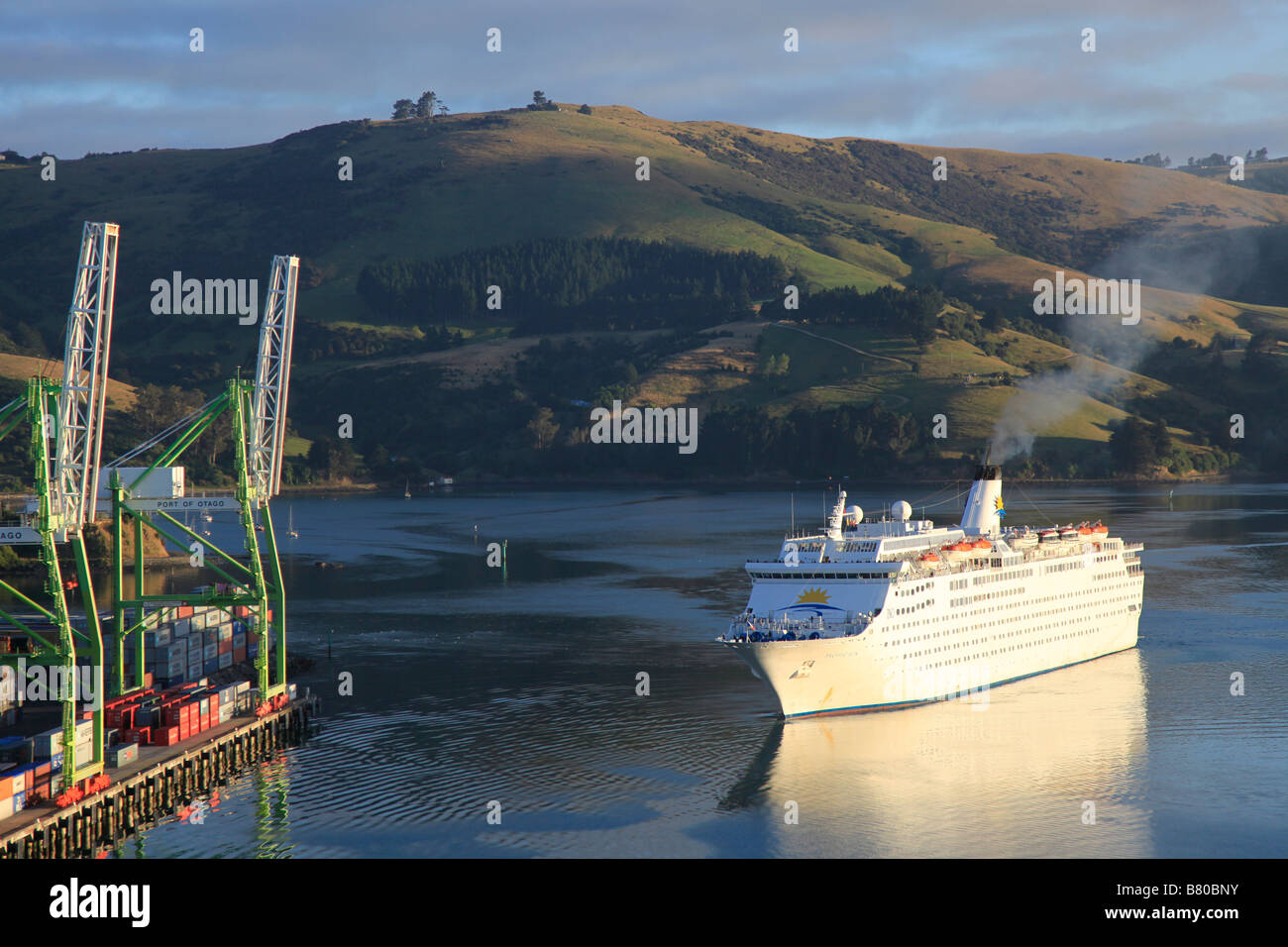 La mattina presto arrivo della Pacific Sun nave da crociera presso il terminal container,Port Chalmers, porto di Otago, Dunedin, Isola del Sud, NZ Foto Stock
