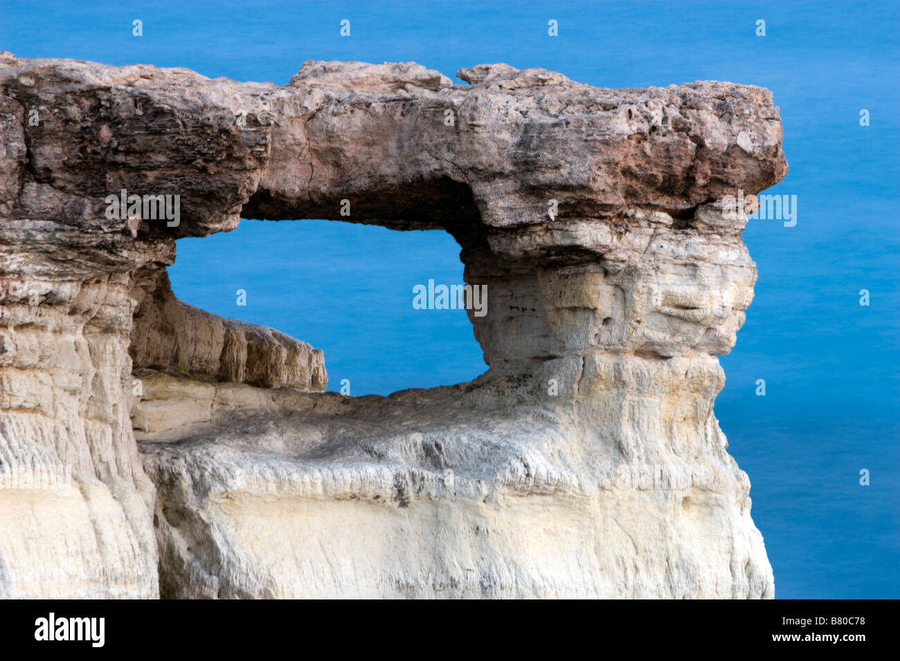 Vista del famoso Agia Napa grotta marina sulla costa di Cipro del Sud. Foto Stock