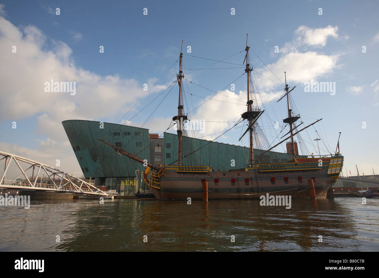 Nemo Science Museum e East Indiaman replica, "l' Amsterdam, Amsterdam, Olanda Foto Stock