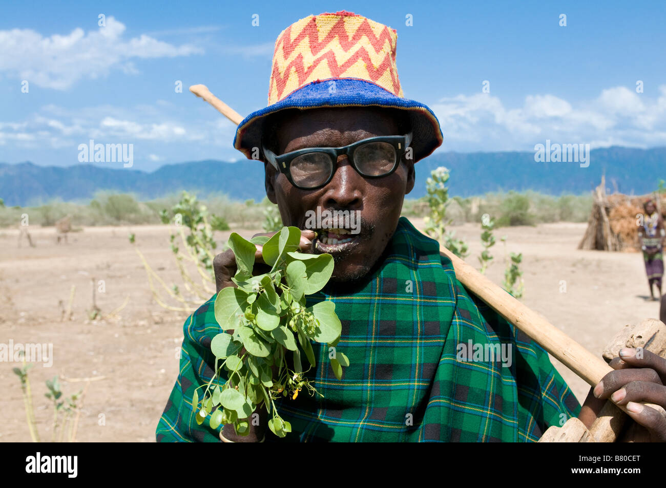 Uomo a masticare khat Arbore Omovalley Etiopia Africa Foto Stock