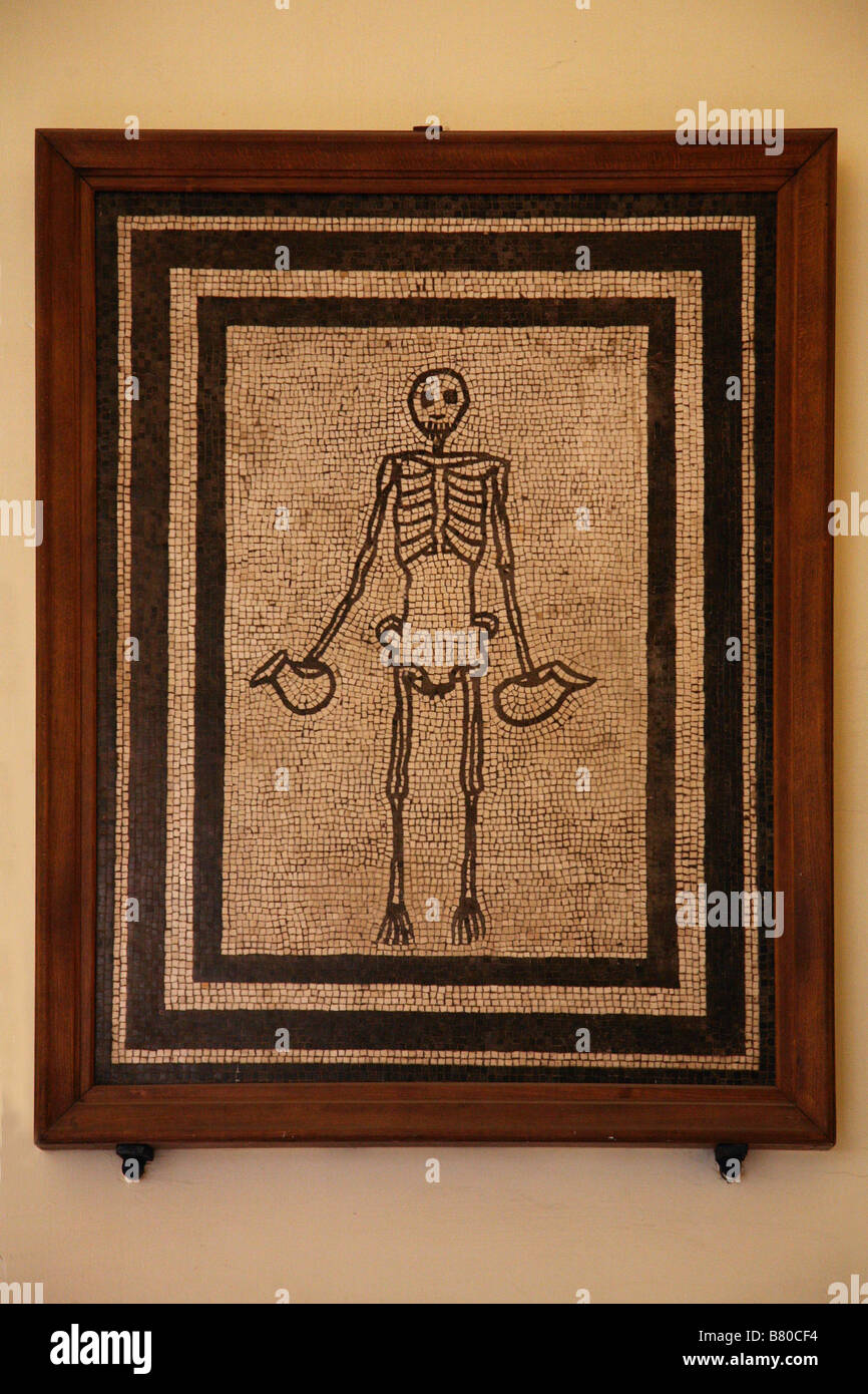 Momento mori. Lo scheletro con due bicchieri. Mosaico dalla Casa del Fauno a Pompei nel Museo Archeologico Nazionale di Napoli, Italia. Foto Stock