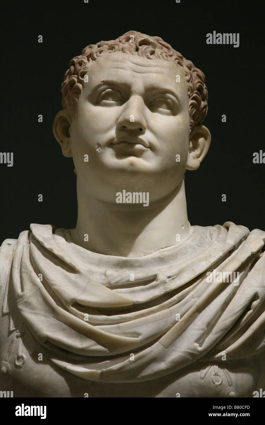 Statua in marmo di imperatore romano Tito da Ercolano nel Museo Archeologico Nazionale di Napoli, Italia. Foto Stock