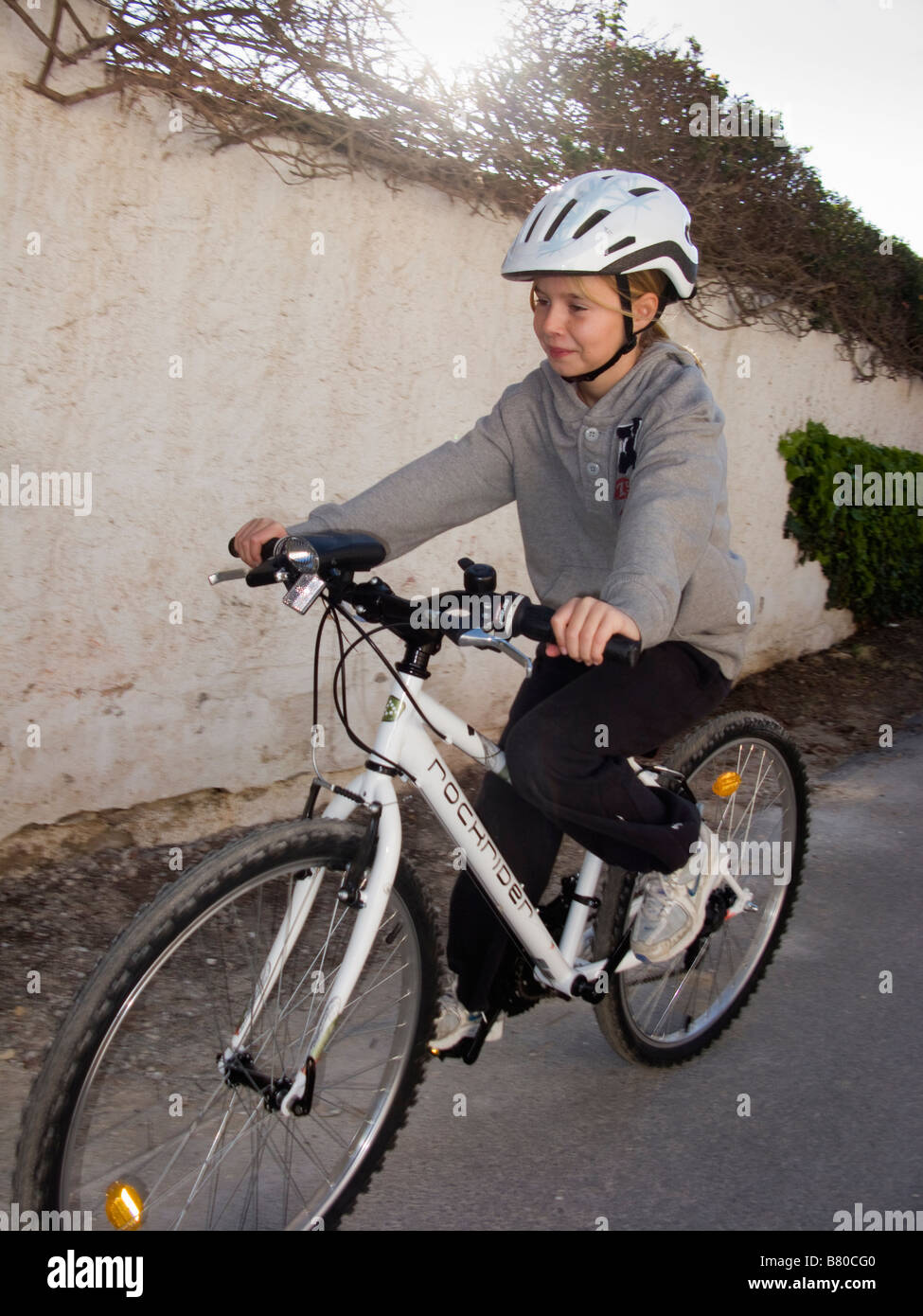 Ragazza Bicicletta Equitazione Foto Stock