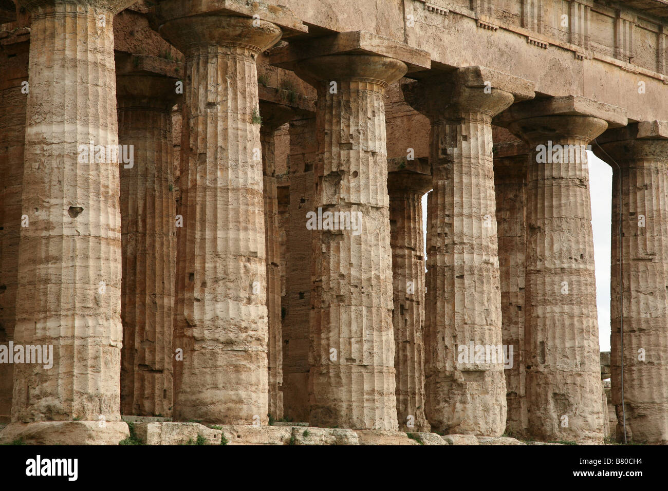 Tempio dorico di Hera da circa 450 BC, precedentemente attribuiti erroneamente come il tempio di Poseidone o Apollo, in Paestum, Italia. Foto Stock