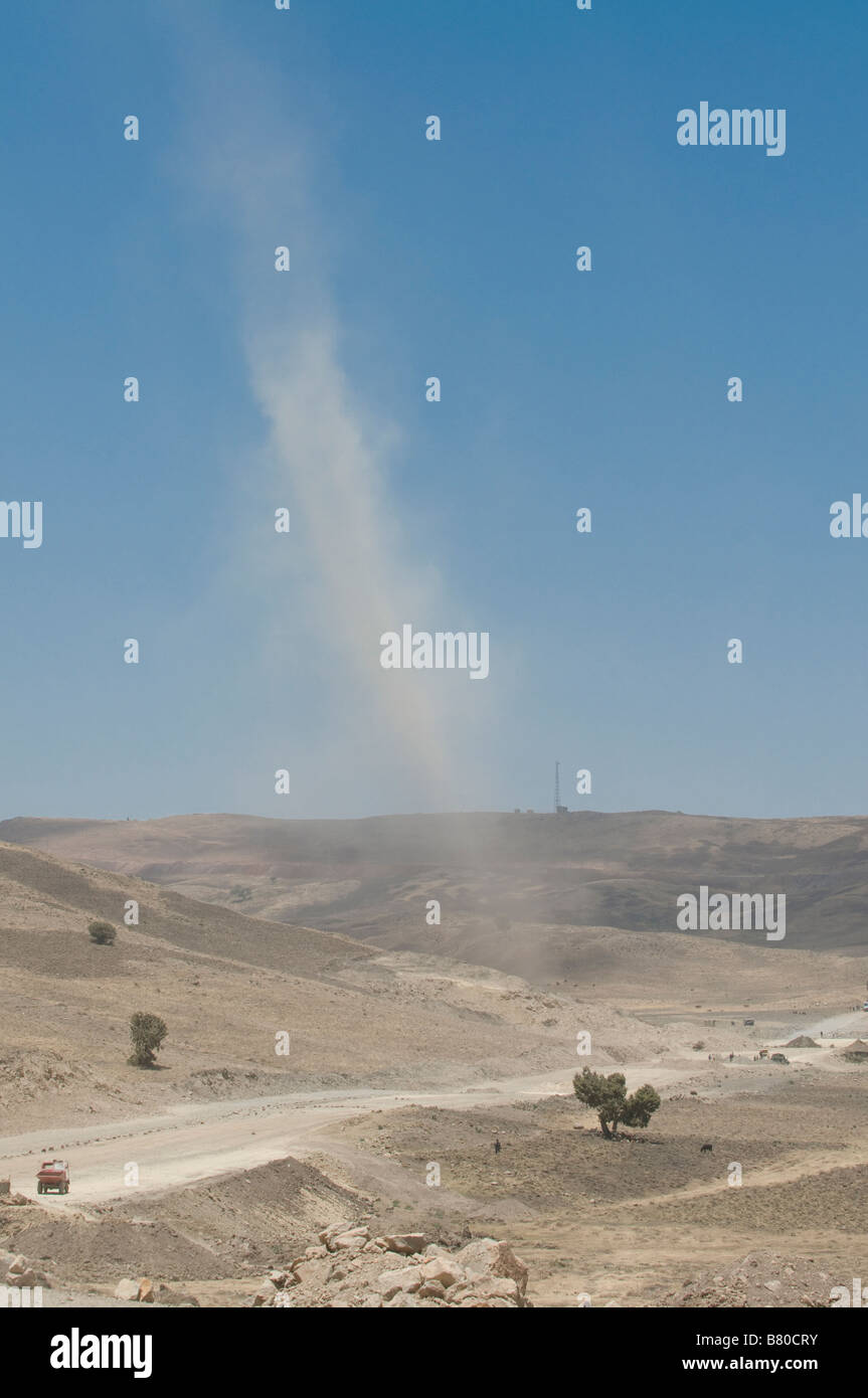 Diavolo di polvere o vortice nella balla montagne Etiopia Africa Foto Stock