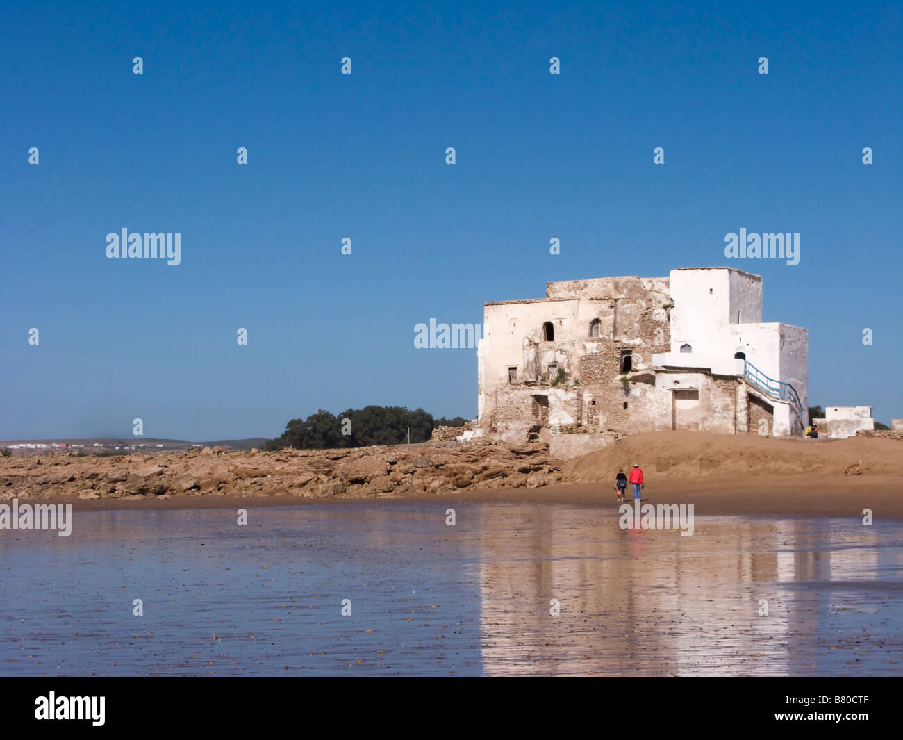 Paio di turista di camminare sulla spiaggia di Sidi Kaouki essaouira marocco Foto Stock