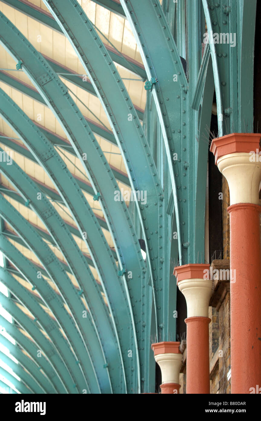 Archi di acciaio in configurazione astratta al Covent Garden di Londra. Foto Stock