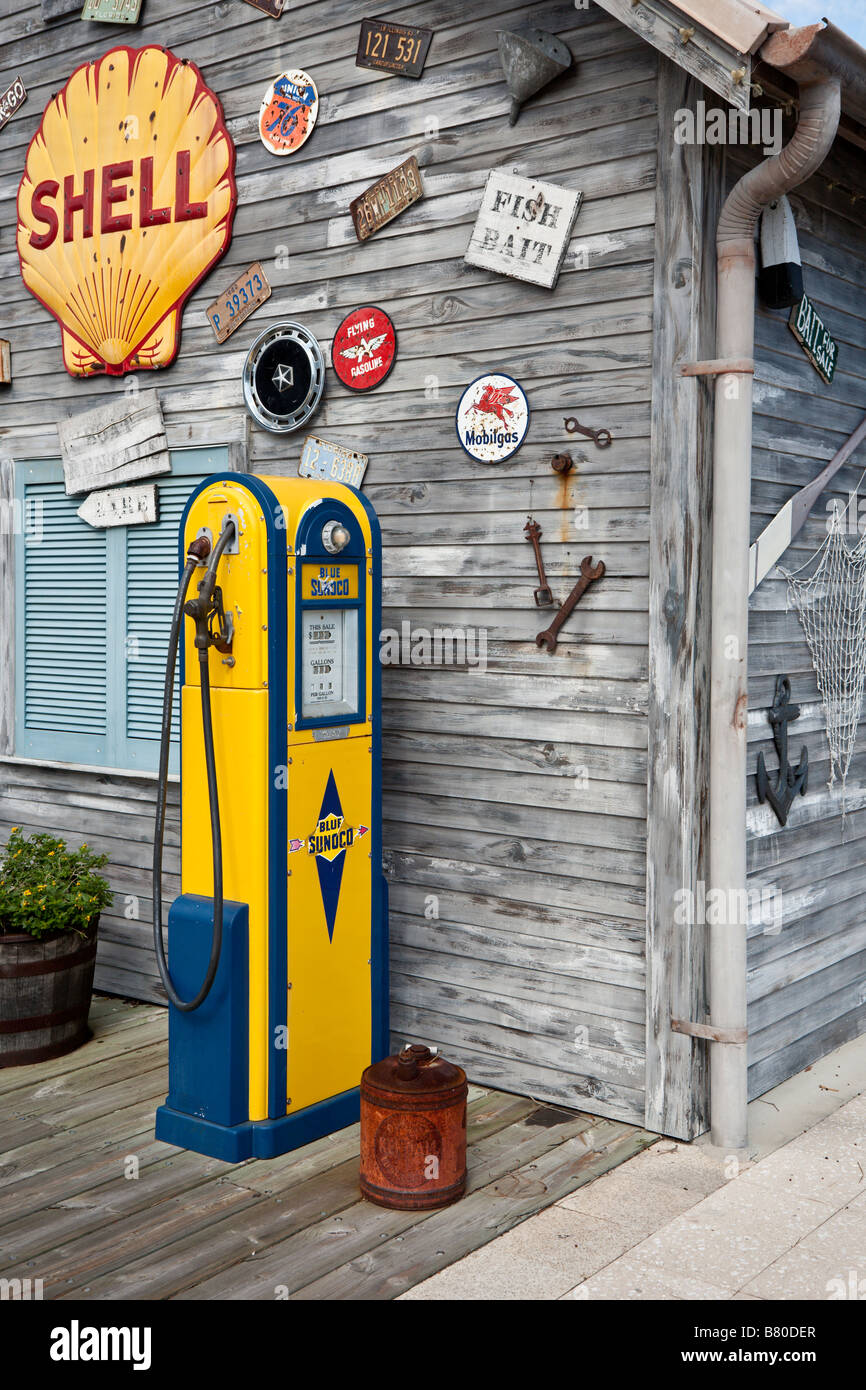 Edificio nei villaggi la comunità di pensione nella Florida centrale decorato con mobili antichi di pompa di alimentazione di benzina e memorabilia Foto Stock