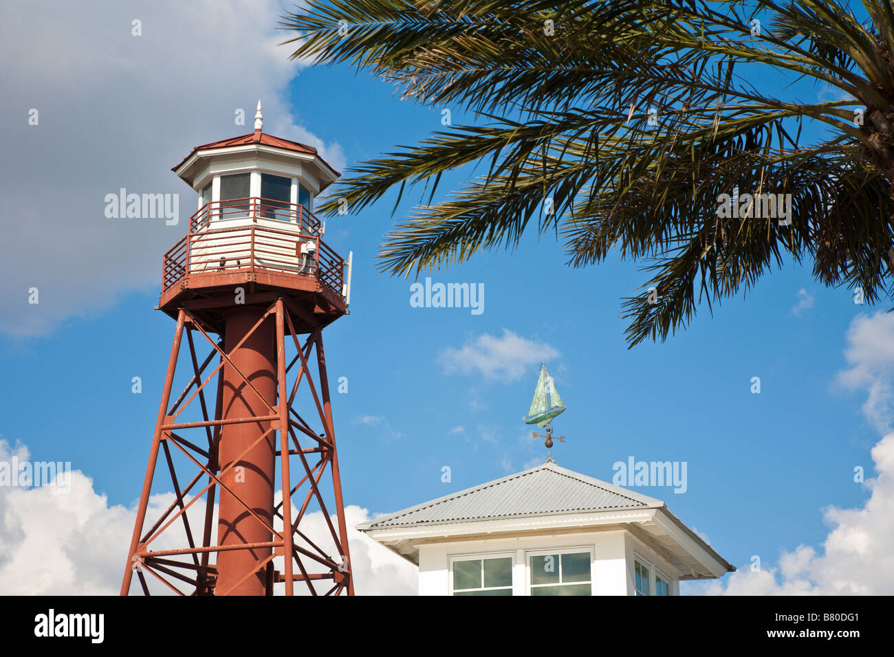 Replica del faro accanto al ristorante di pesce nei villaggi la comunità di pensione nella Florida Centrale, STATI UNITI D'AMERICA Foto Stock