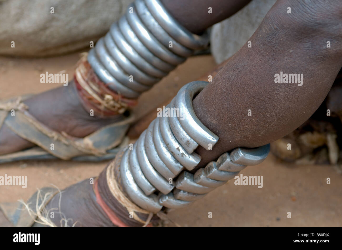 Close up da bracciali su una donna della tribù Hamer Omovalley Etiopia Africa Foto Stock
