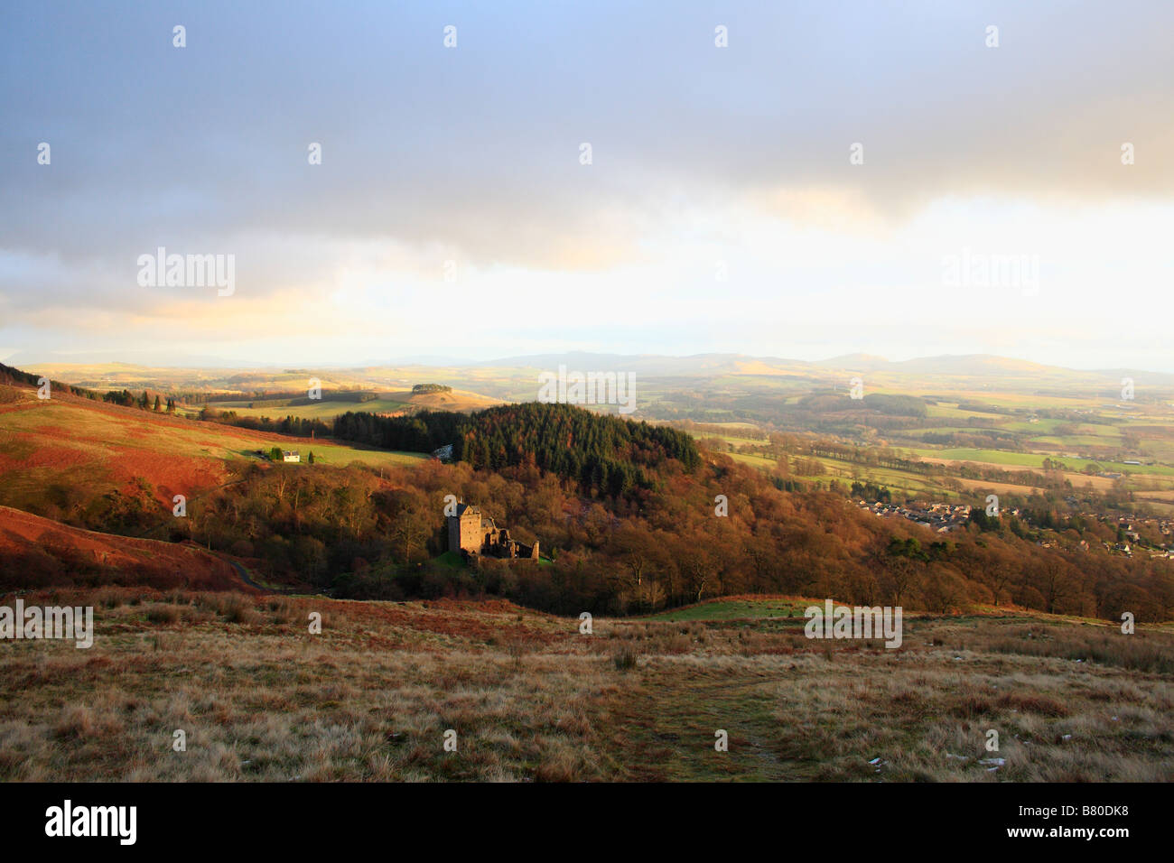 Castle Campbell e il Forth Valley con un cielo invernale a Dollar Glen Clackmannanshire Scozia Scotland Foto Stock