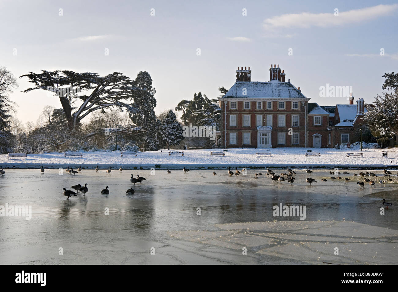 Quaranta Hall sotto la neve e il lago ghiacciato di Enfield Regno Unito Foto Stock