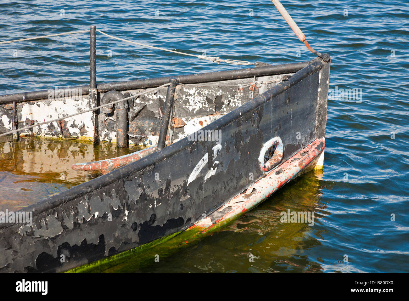 Decorazioni in barca d'acciaio affondata nel lago Cherry nella comunità di pensionamento dei villaggi nella Florida centrale, Stati Uniti Foto Stock