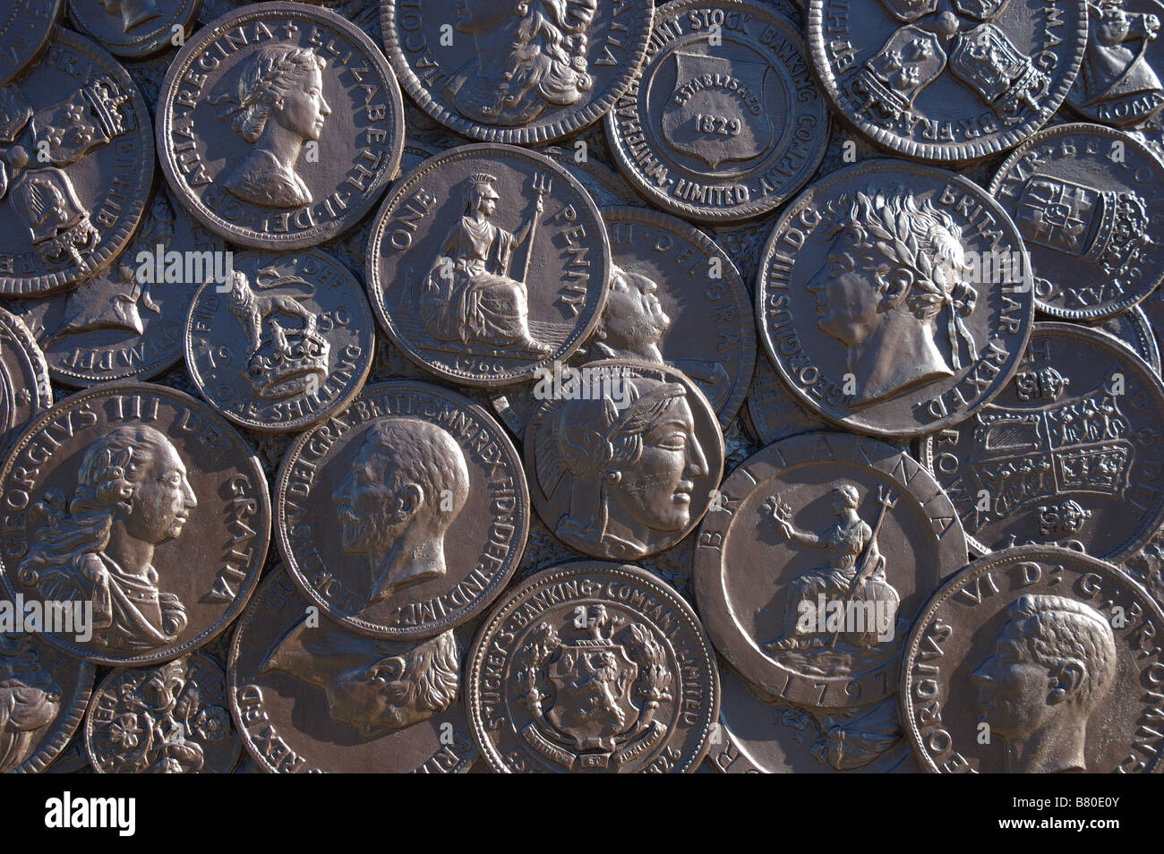 Fregio in bronzo sulla facciata della Natwest Bank, Wigston Magna, Leicester, England, Regno Unito Foto Stock