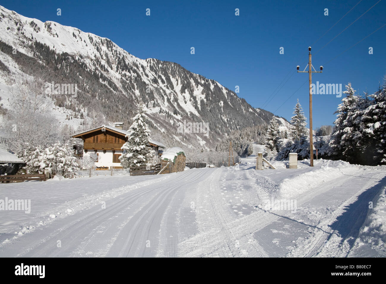 Bucheben Austria UE gennaio cercando lungo un Winterwanderweg cancellato un sentiero a piedi verso un tipico austriaco casa in legno Foto Stock