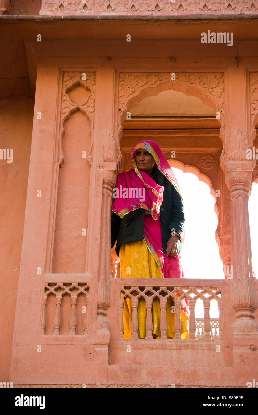 Local donna indiana a Junagarh Fort Bikaner Rajasthan in India Foto Stock