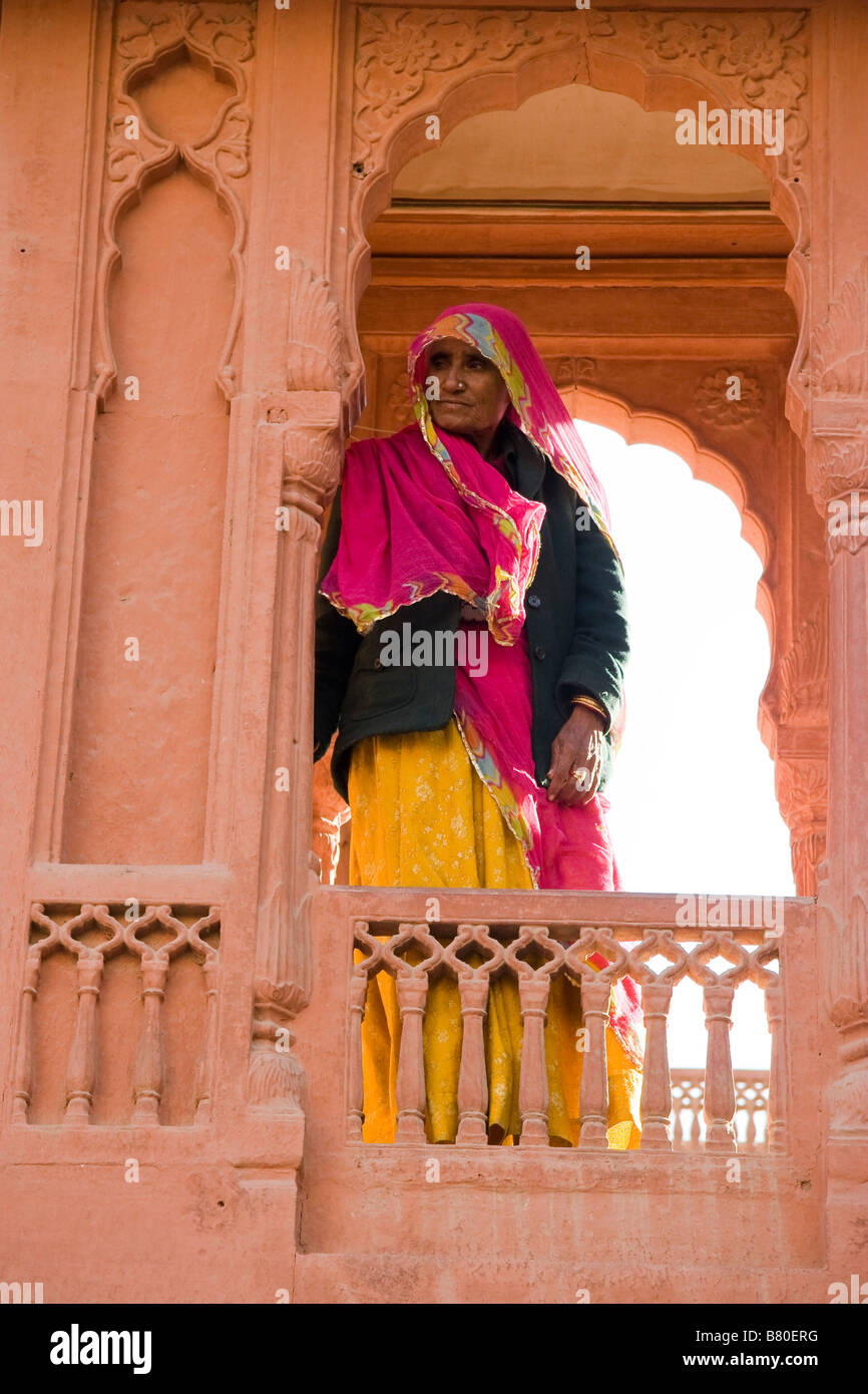 Local donna indiana a Junagarh Fort Bikaner Rajasthan in India Foto Stock