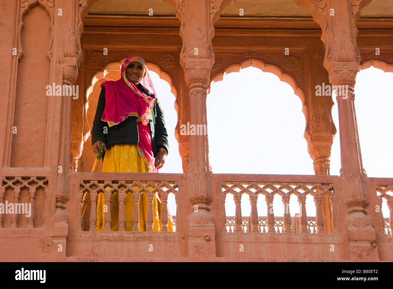 Local donna indiana a Junagarh Fort Bikaner Rajasthan in India Foto Stock