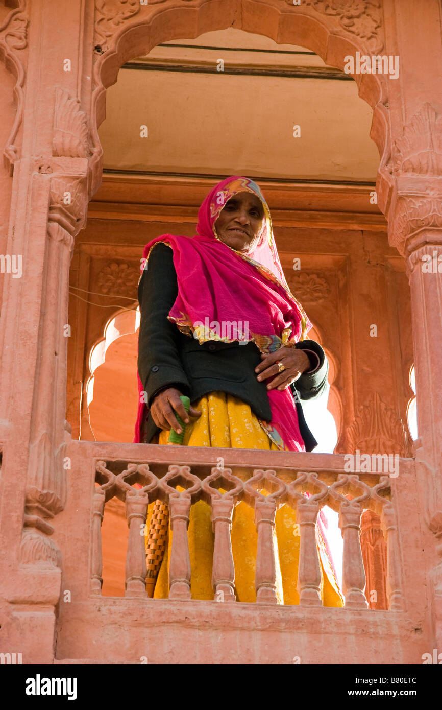 Local donna indiana a Junagarh Fort Bikaner Rajasthan in India Foto Stock
