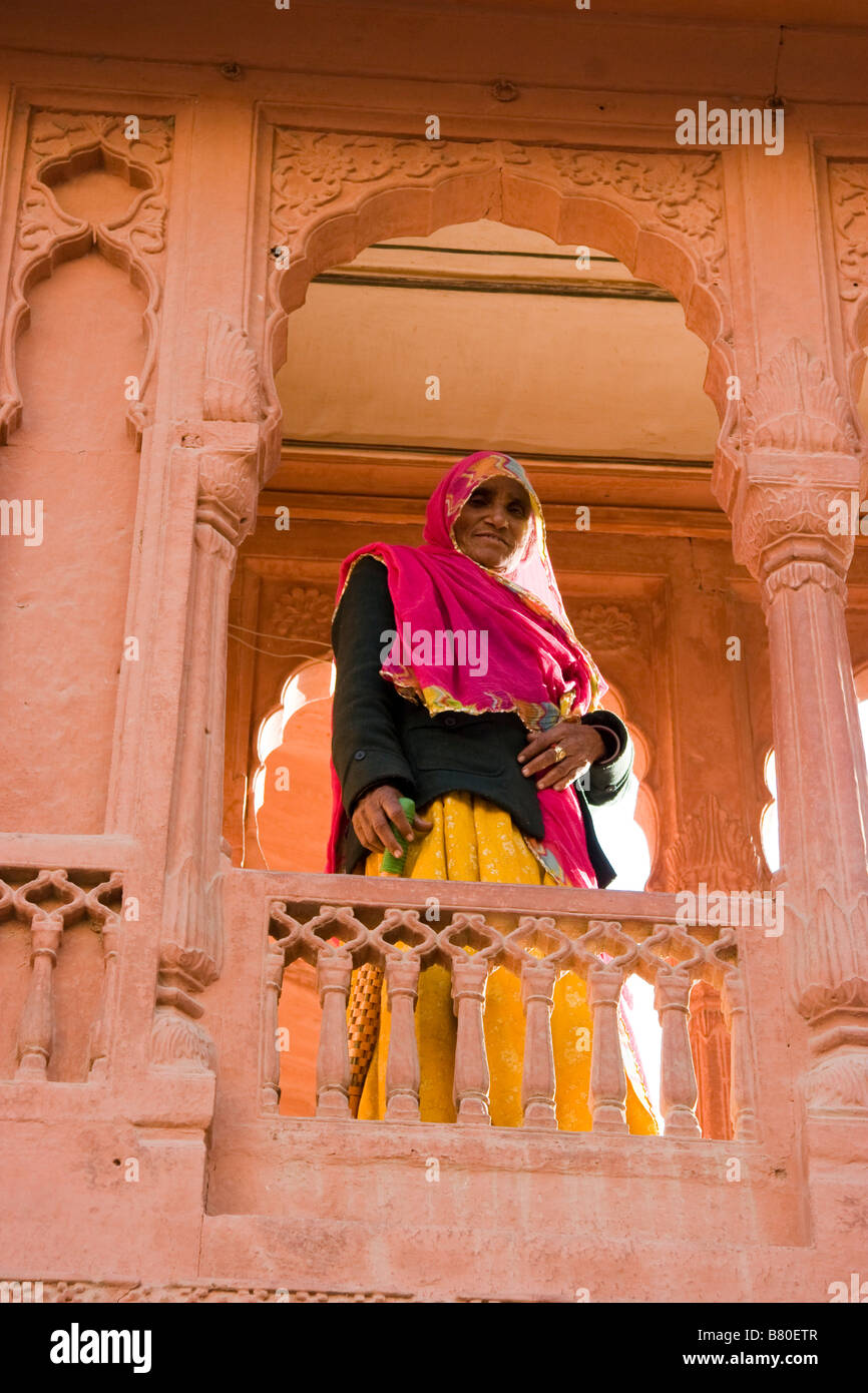 Local donna indiana a Junagarh Fort Bikaner Rajasthan in India Foto Stock