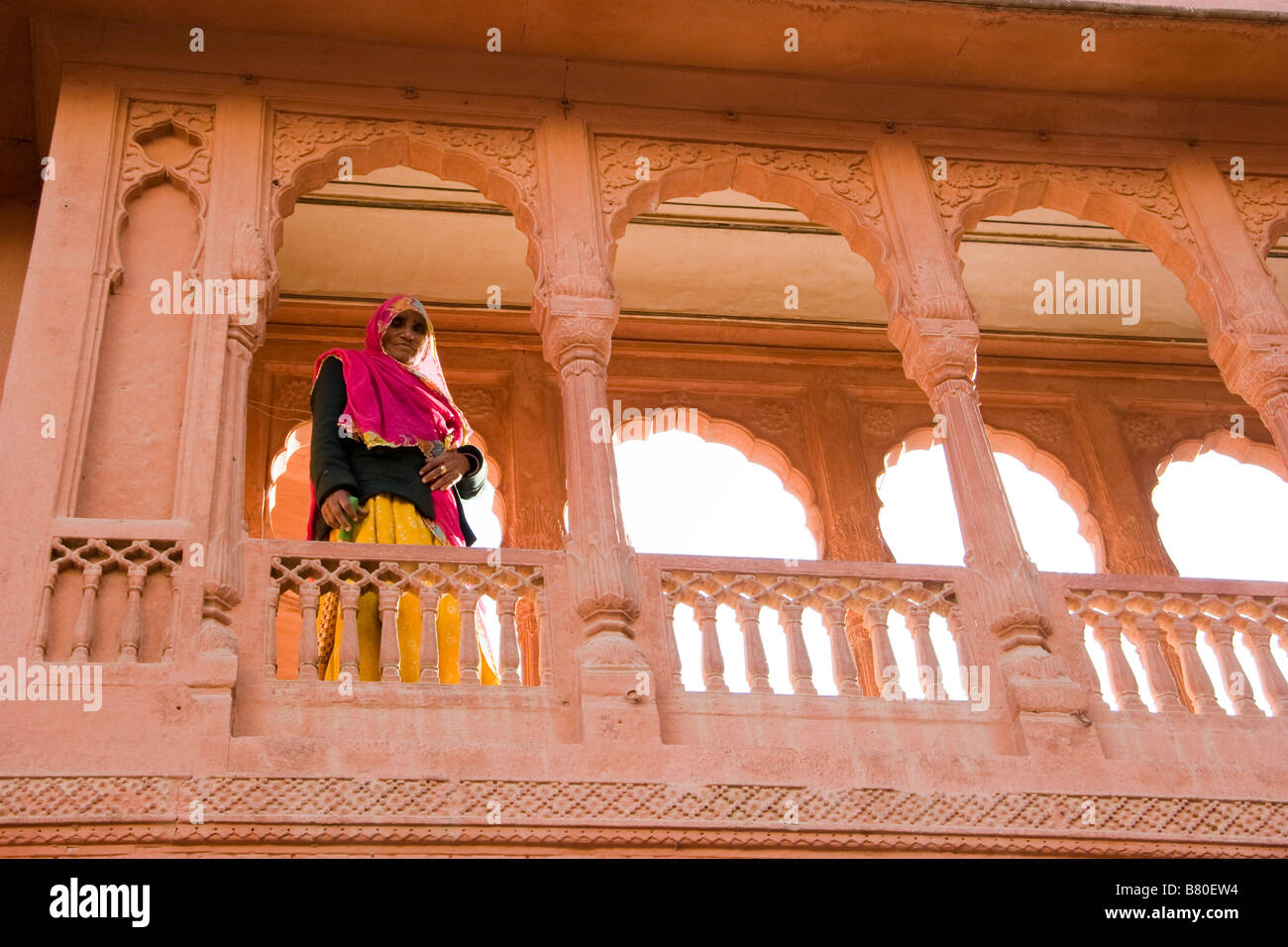 Local donna indiana a Junagarh Fort Bikaner Rajasthan in India Foto Stock