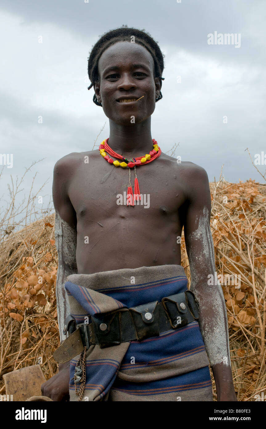 Giovane guerriero Dasanech Omovalley Etiopia Africa Foto Stock