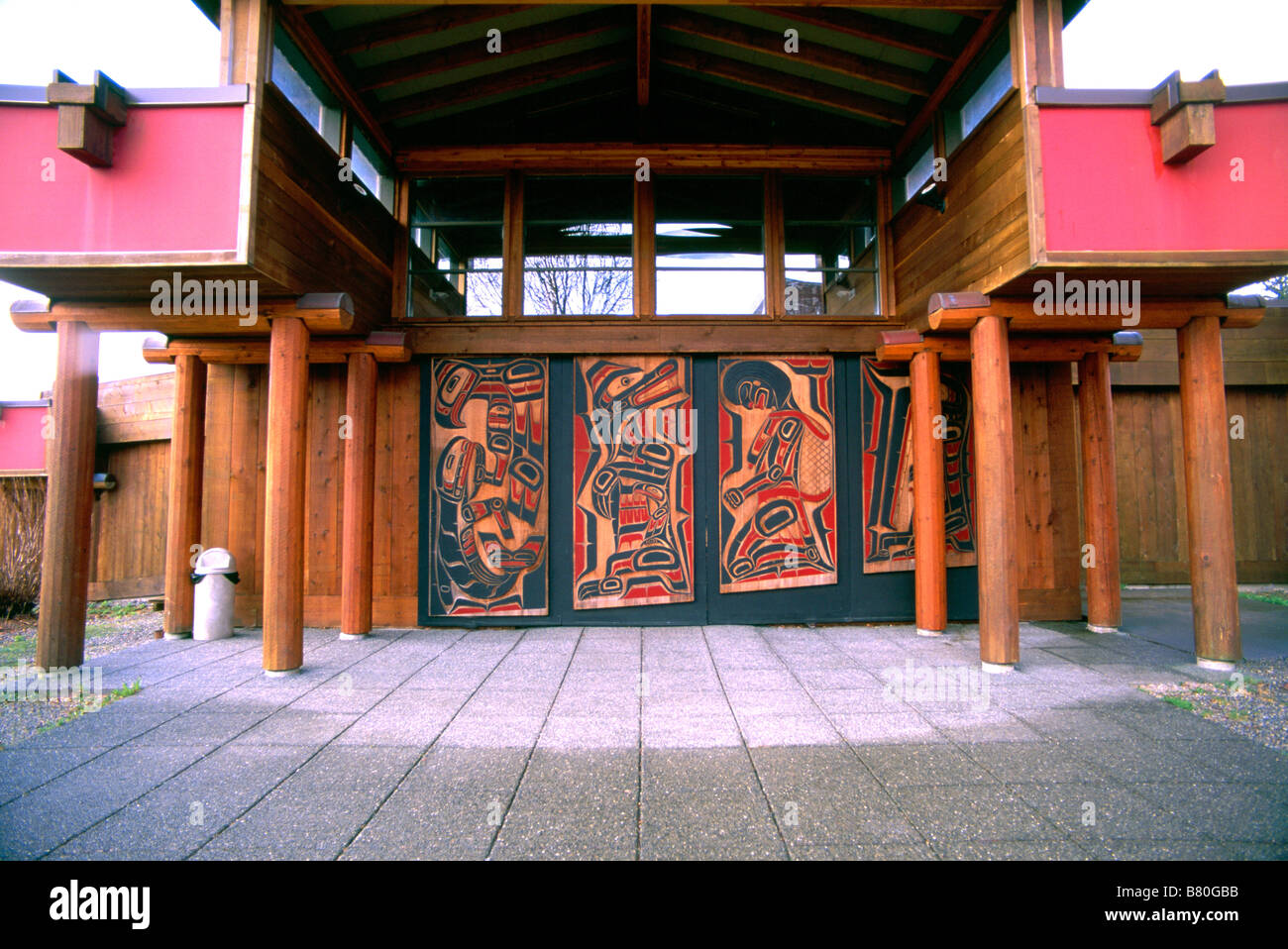 Alert Bay, BC, British Columbia, Canada - u'mista centro culturale sull isola di cormorani, porte scolpite a ingresso anteriore Foto Stock