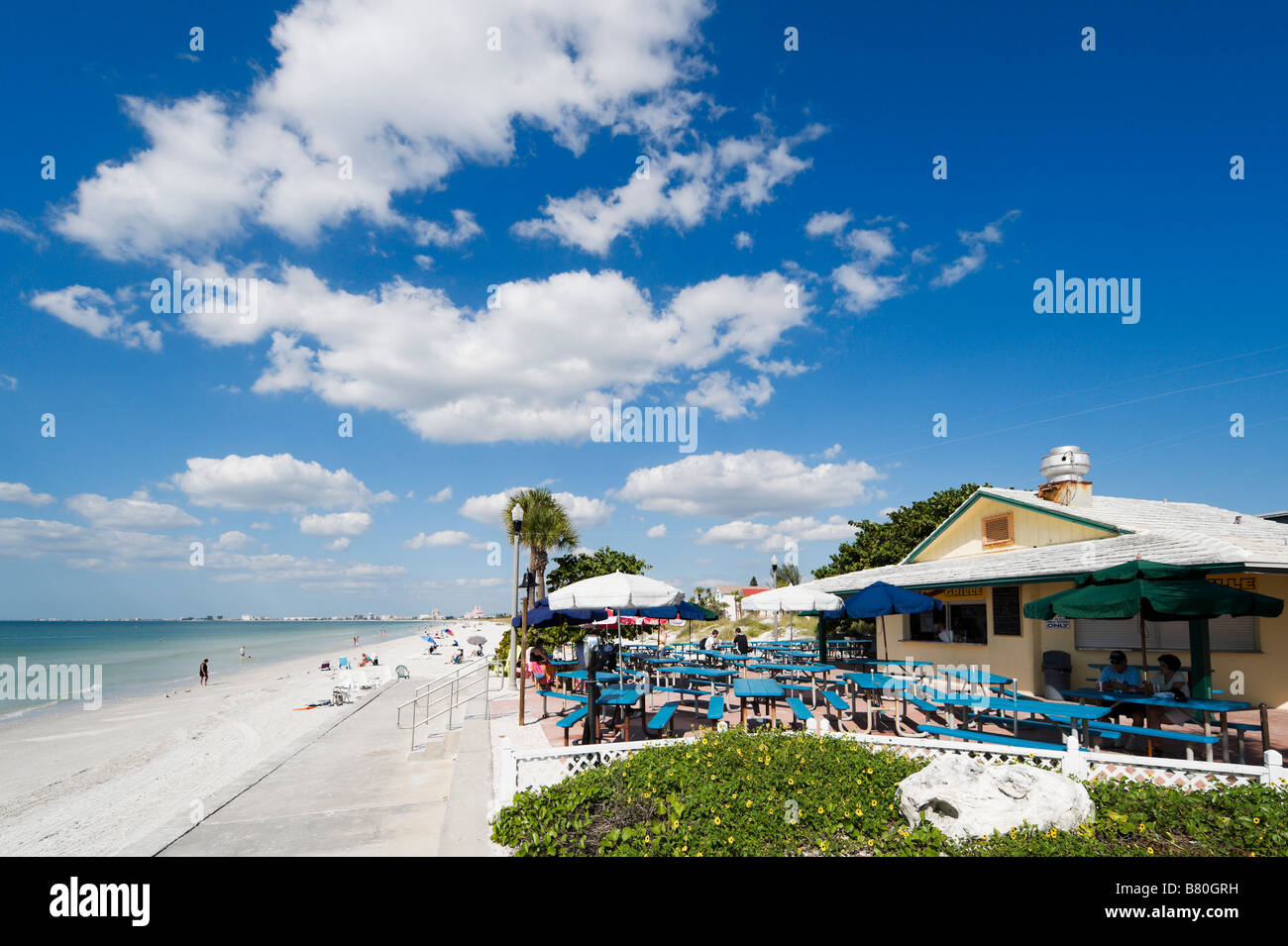 Spiaggia e beachfront cafe a passare una griglia, St Pete Beach, costa del Golfo della Florida, Stati Uniti d'America Foto Stock