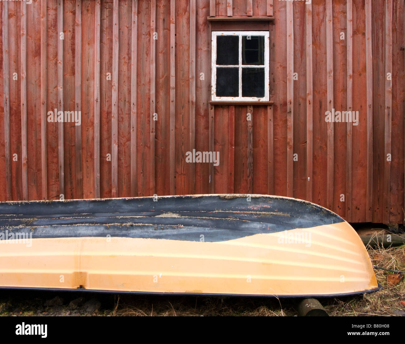 Dettaglio barca e boathouse in legno dipinto di rosso nel villaggio di pescatori di Mollosund sulla costa di Bohuslan West Gotland Svezia Foto Stock