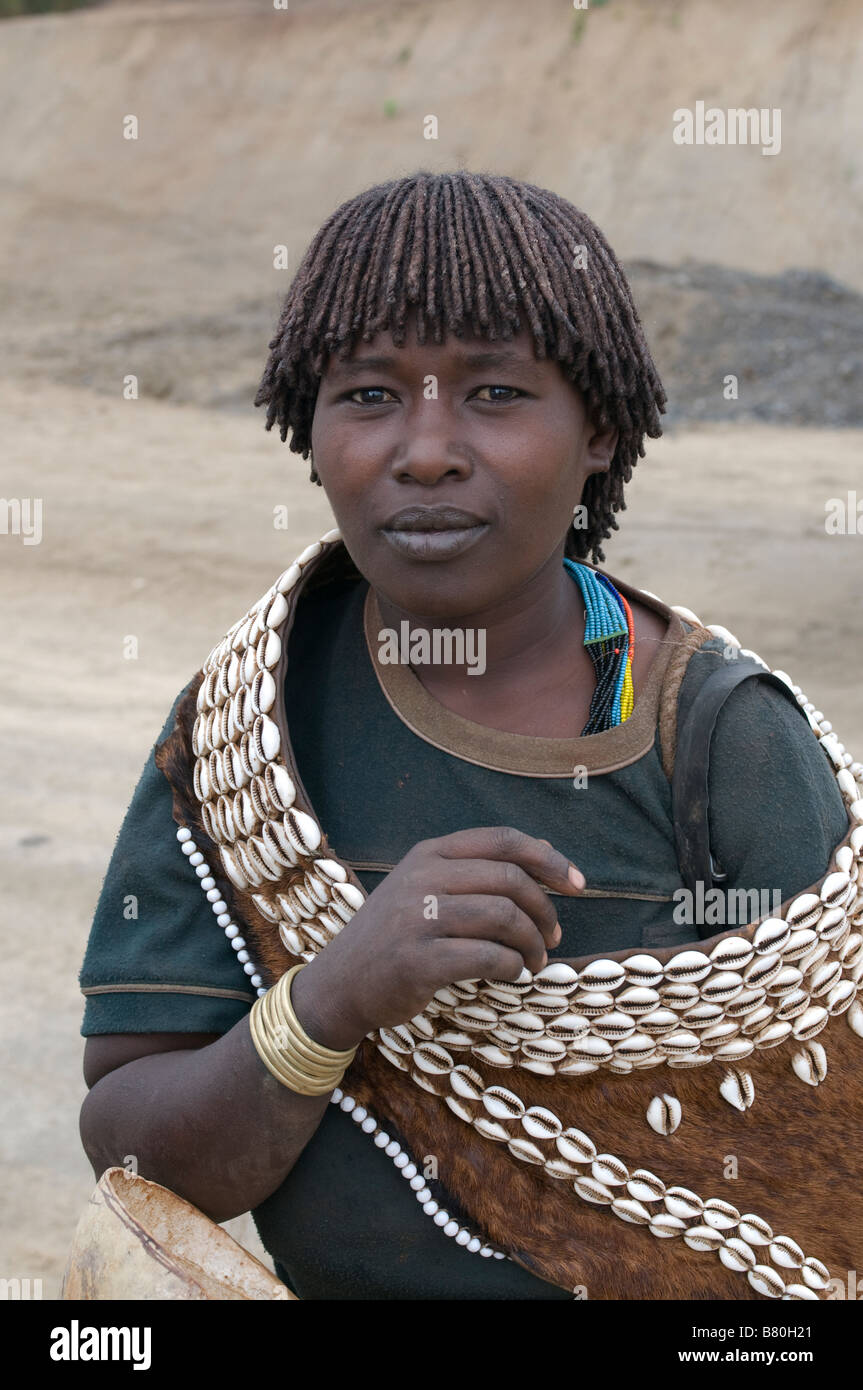 Giovane donna tribale dalla tribù Aari Omovalley Etiopia Africa Foto Stock