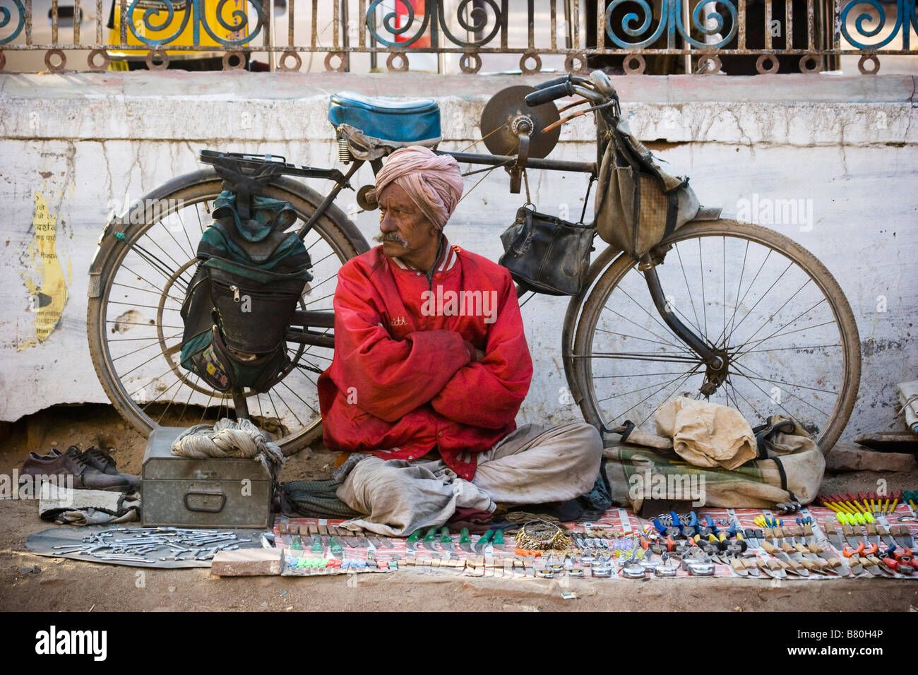 Locale indiana testa di uomo con turbante vende attrezzi Bikaner Rajasthan in India Foto Stock