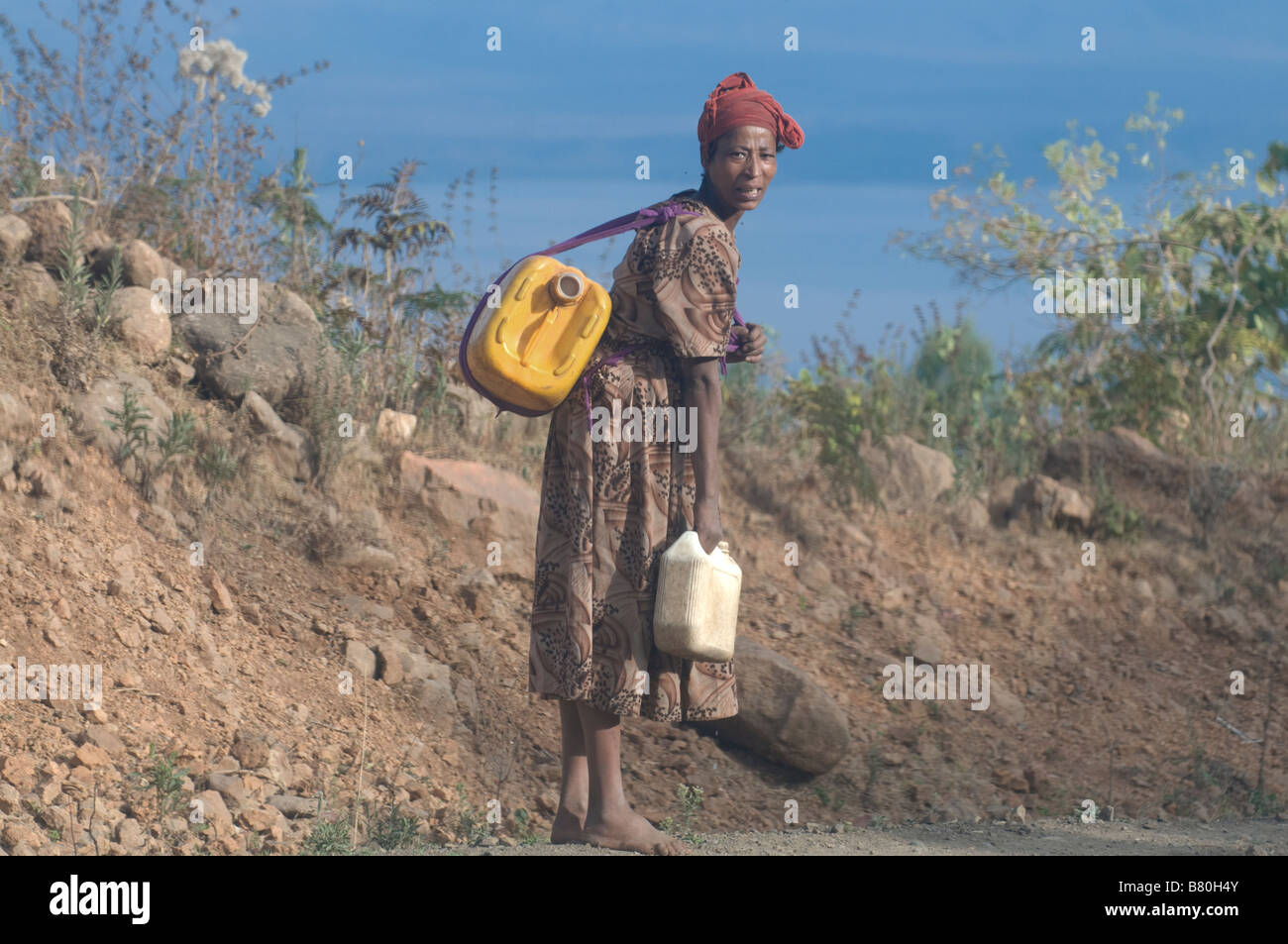La donna a suo modo ad un waterhole Omovalley Etiopia Africa Foto Stock
