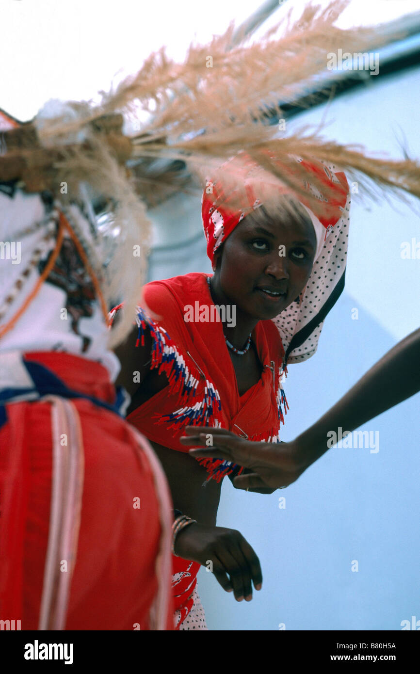 Ballerini africani della Costa d'Avorio in Africa Occidentale di eseguire una danza tradizionale in costume sul palcoscenico Foto Stock