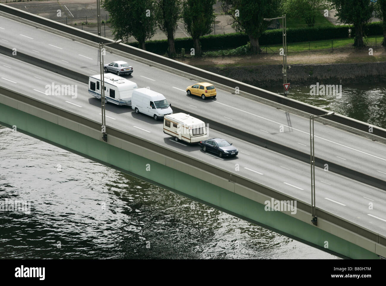 Roulotte e vetture attraversando un ponte a rouen Francia Foto Stock