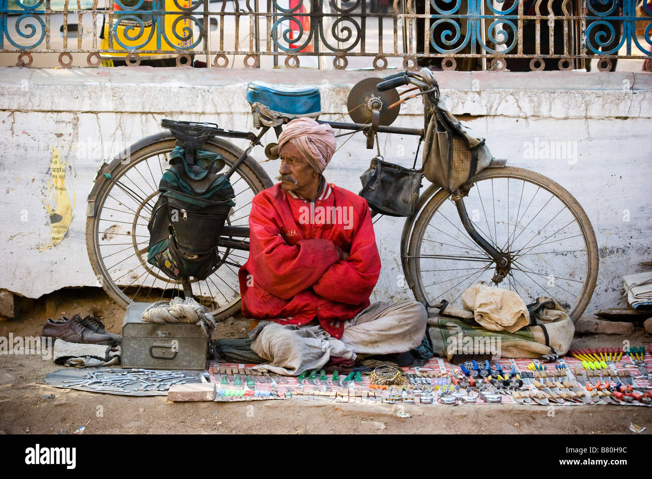 Locale indiana testa di uomo con turbante vende attrezzi Bikaner Rajasthan in India Foto Stock