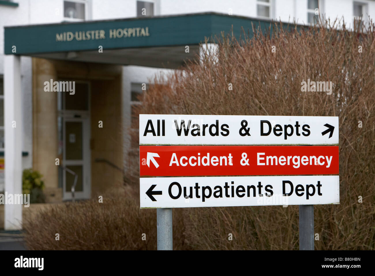 Segno di direzioni di ingresso esterno per il NHS mid ulster hospital di magherafelt Irlanda del Nord Foto Stock