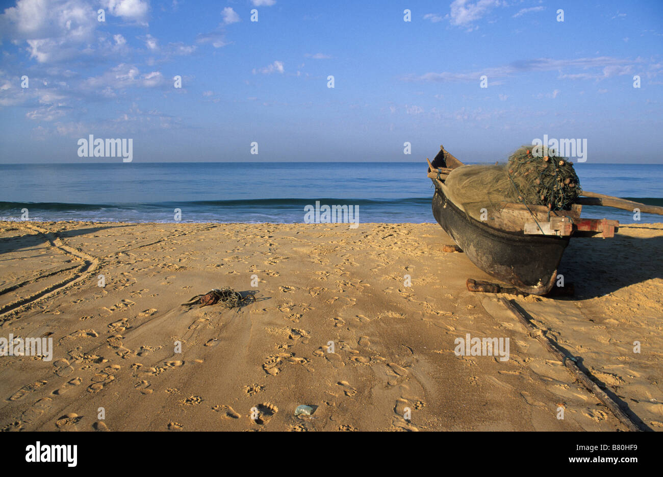 In legno barca di pesca su una spiaggia Foto Stock