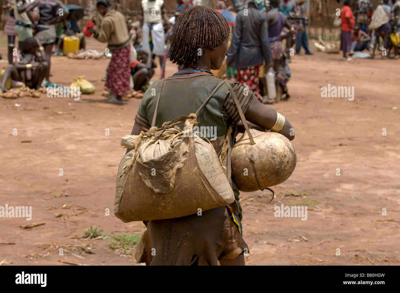 Aari donna tribale sul mercato di Key Afer Etiopia Africa Foto Stock
