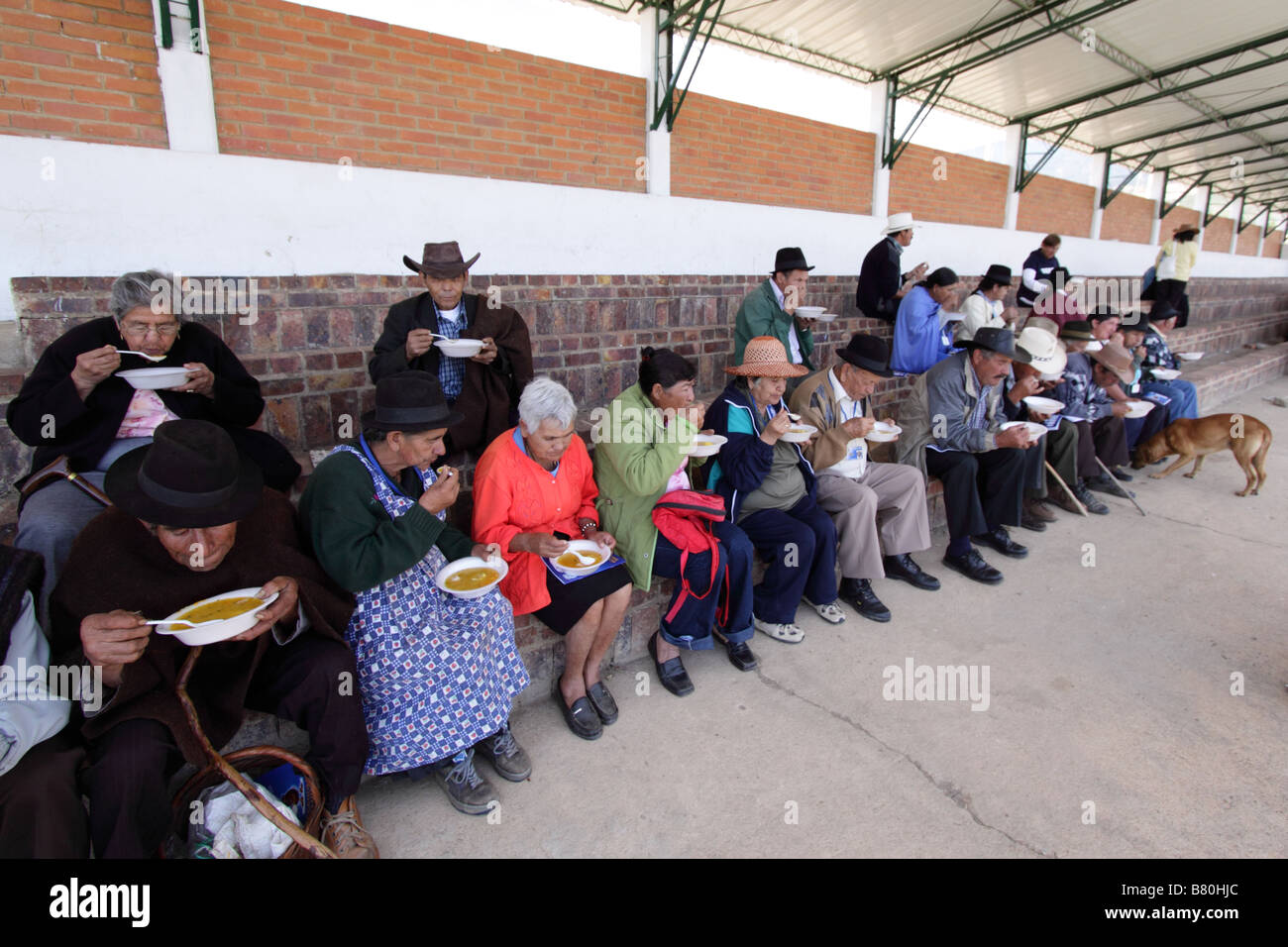 Gruppo di anziani avente una zuppa durante una terza età incontro. Sutamarchan, Boyacá, Ande, Colombia, Sud America Foto Stock