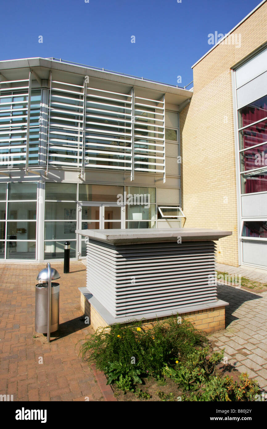 Finestre con schermatura solare per limitare il guadagno solare in estate e un vento assistito i tubi di ventilazione Foto Stock