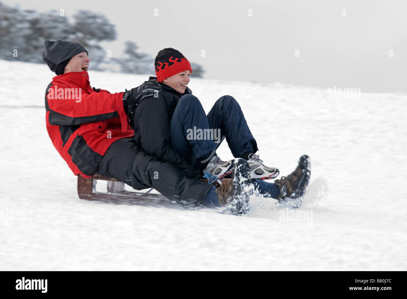 Uomo in slittino neve profonda Cleeve Hill Costwolds REGNO UNITO