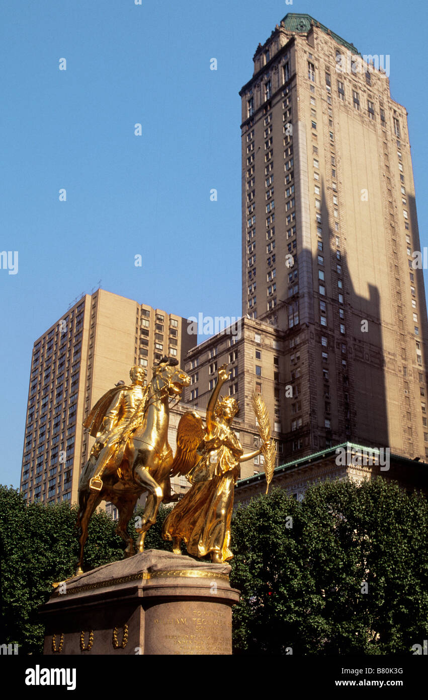 Stati Uniti d'America New York City L'Hotel Pierre con ombra di Sherry hotel Paesi Bassi e General Sherman statua d'Oro Foto Stock