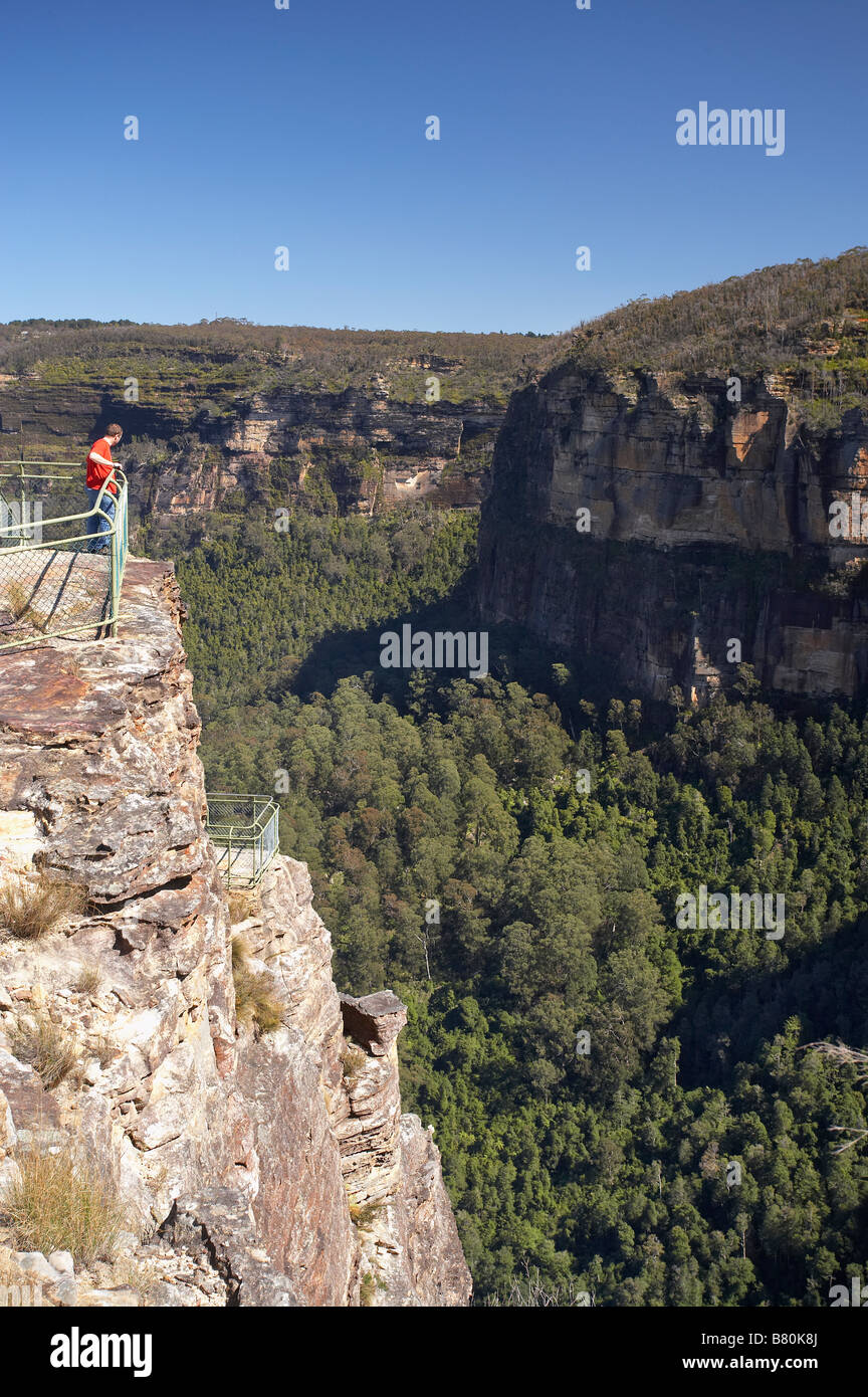 Tourist sul pulpito Rock Grose Valley vicino a Blackheath Blue Mountains Nuovo Galles del Sud Australia Foto Stock