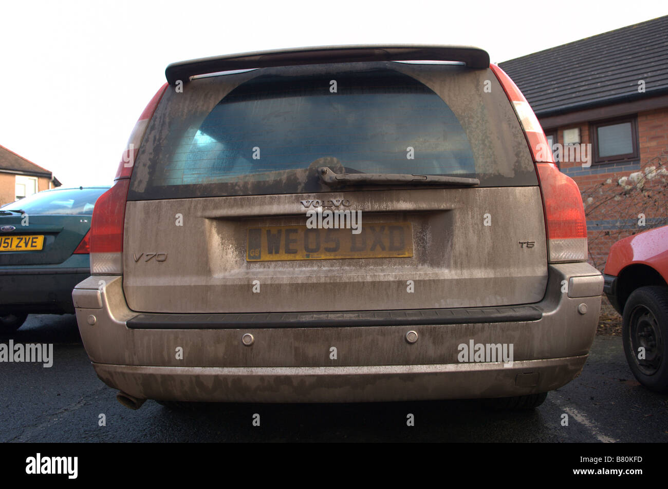 Estremità posteriore di una sporca Volvo Car visto in Hereford Regno Unito Europa Foto Stock