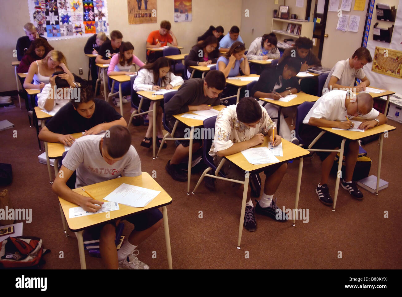 Gli studenti delle scuole superiori prendere un metodo standardizzato a scelta multipla test in classe inglese nella California Meridionale nota l'uso di matite sulla vettura Foto Stock