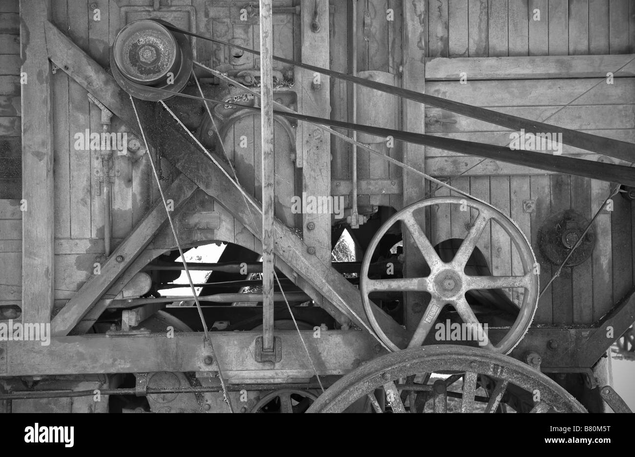 Una grande immagine della vecchia fattoria di legno Macchinari Foto Stock