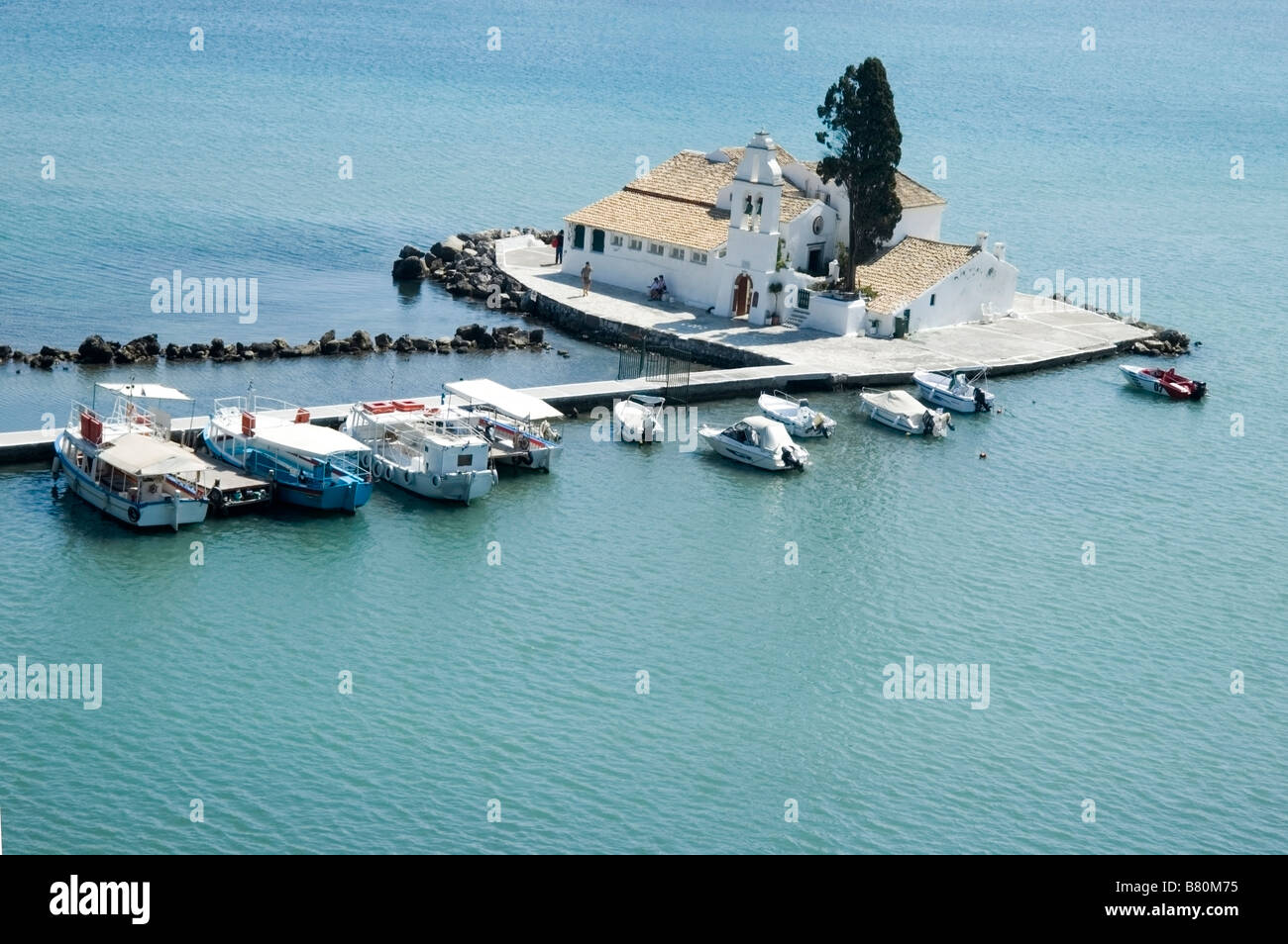 Panoramica scena costiere, elevati vista aerea dell' isola del topo Vlakherna Monastero, barche da pesca a Kerkyra, Corfù, Grecia, UE Foto Stock