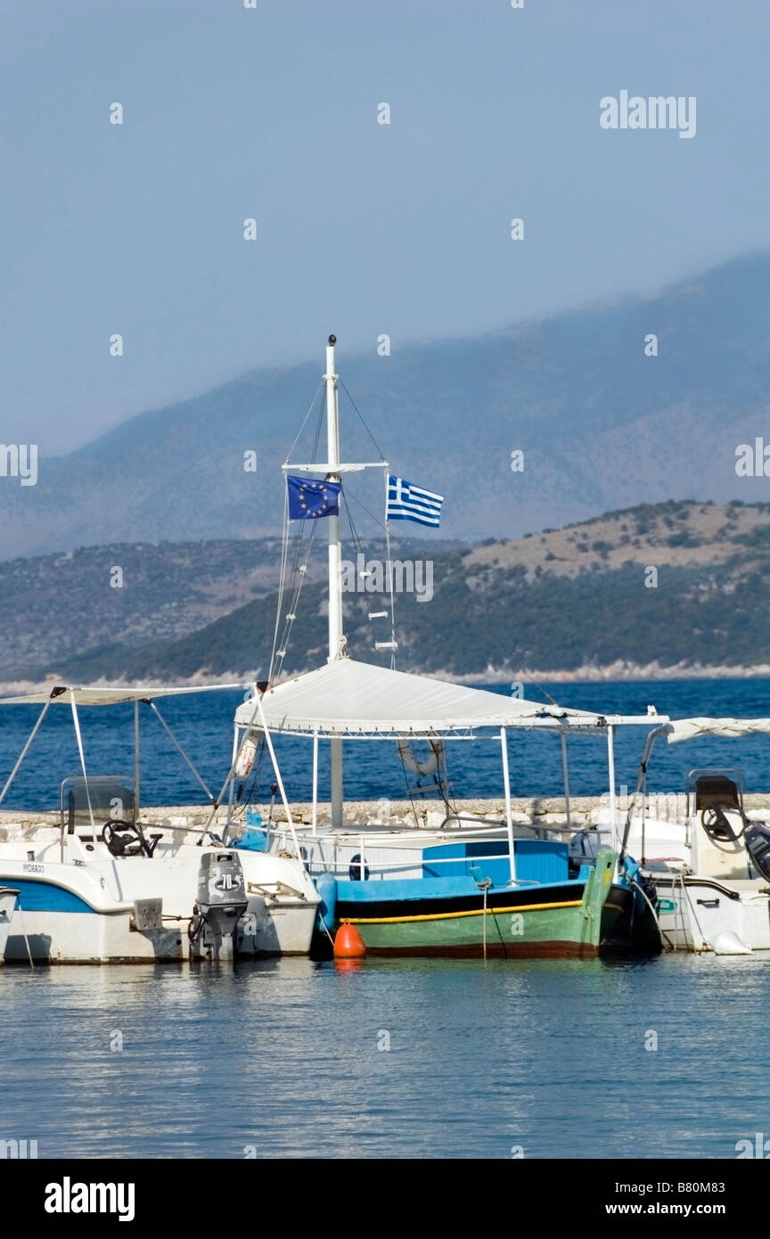 Grecian barche da pesca con le bandiere ormeggiata al porto di Kouloura, Nord Est Corfu Kouloura o regione Kalami, Grecia, Europa UE Foto Stock