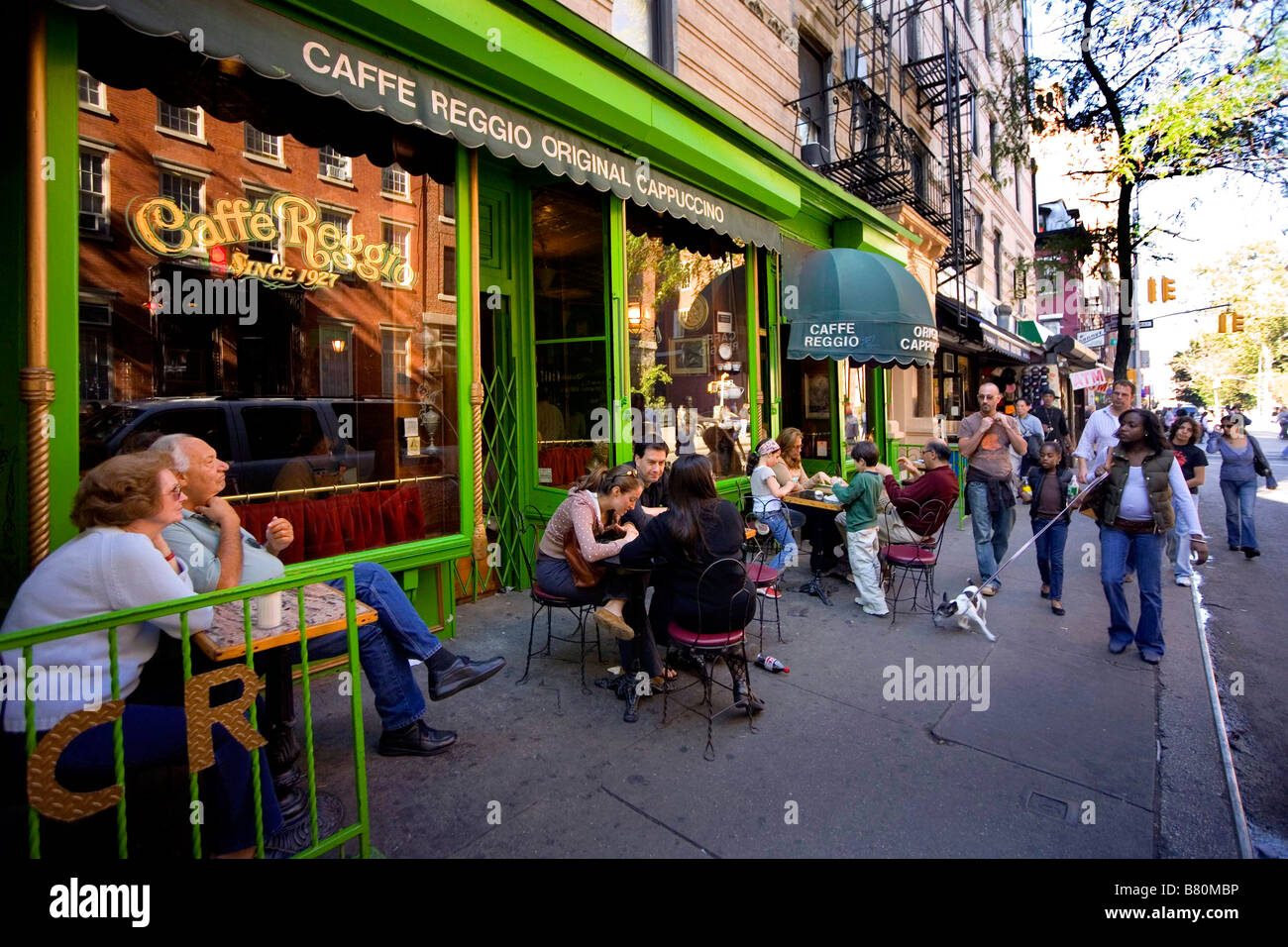 Una famiglia mangia il loro ordine di pranzo all'aperto presso il Cafe Reggio sulla MacDougal Street nel Greenwich Village Manhattan New York City dat Foto Stock