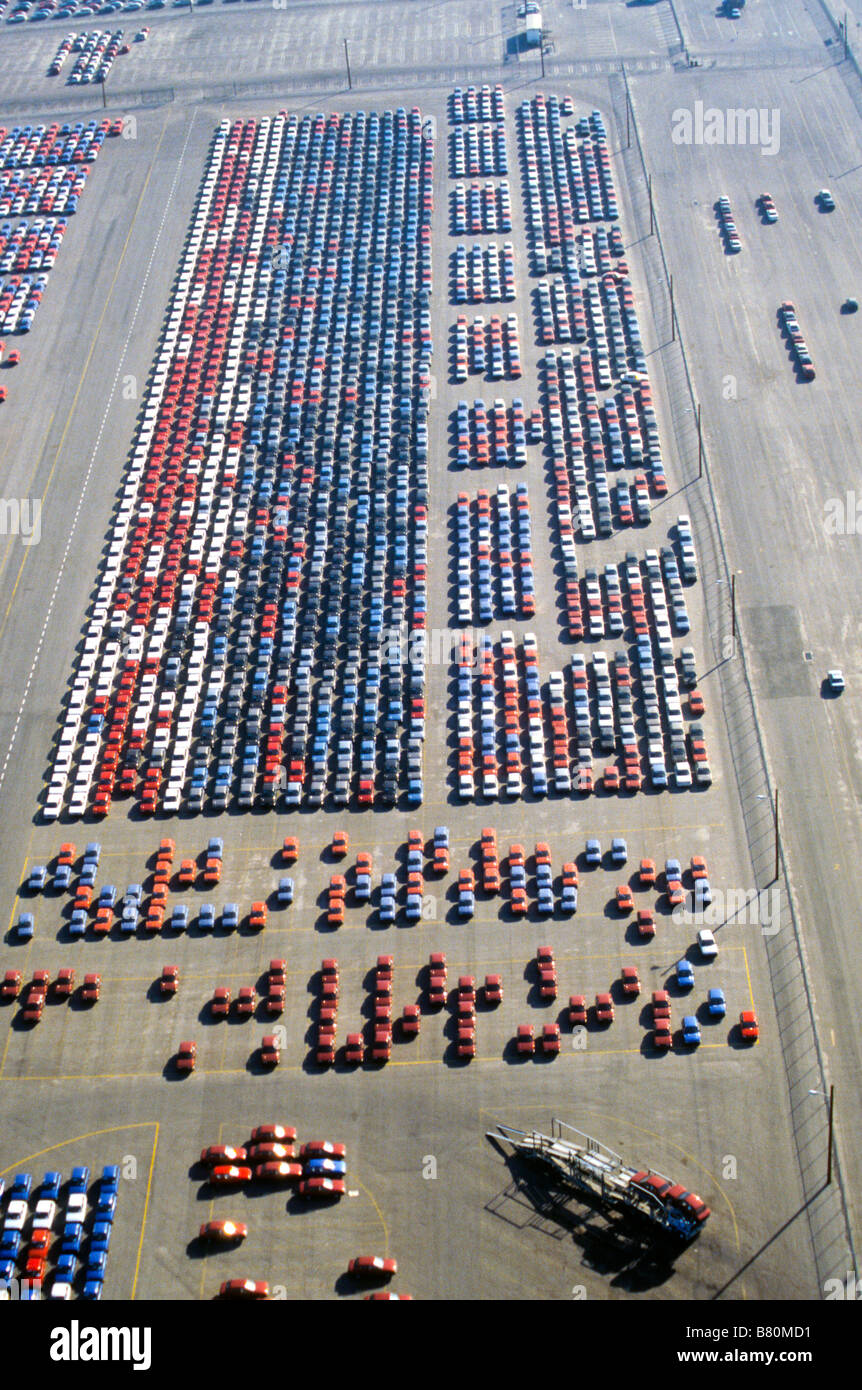 Righe di vetture nuove banchine di riempimento vicino al centro di spedizione, Los Angeles, California economia porto di eccedenza di veicolo auto vendere le vendite Foto Stock